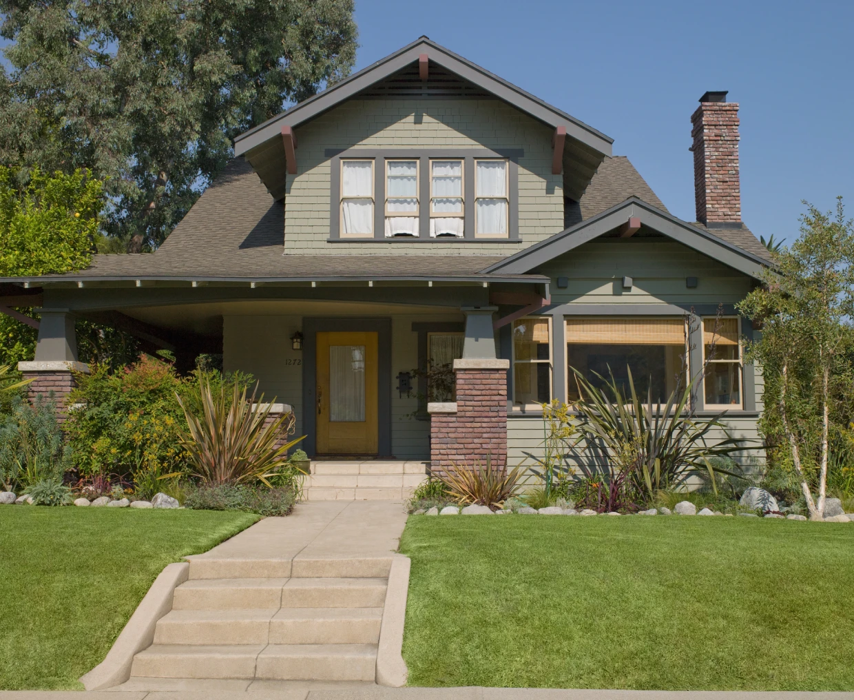 Charming bungalow with green lawn